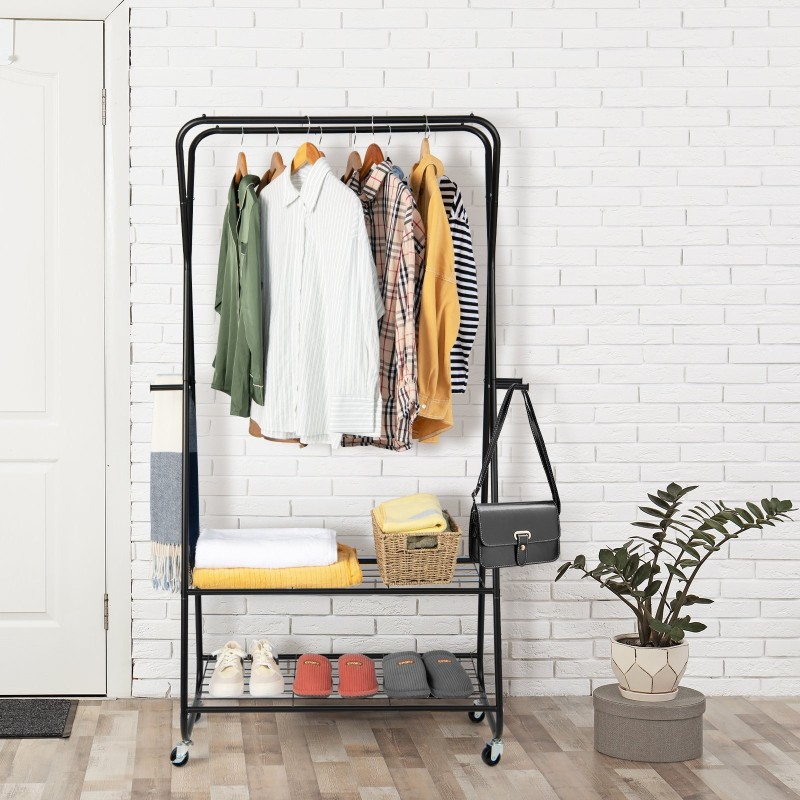 Musta vaateripustin pyörillä, kaksinkertainen tanko ja hyllyt