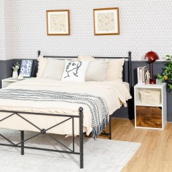 2-osainen valkoinen yöpöytäsetti avoimella hyllyllä ja kaapilla