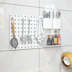 Monikäyttöinen valkoinen pegboard-järjestelmä säilytykseen ja organisointiin Monikäyttöinen valkoinen pegboard-järjestelmä säilytykseen ja organisointiin