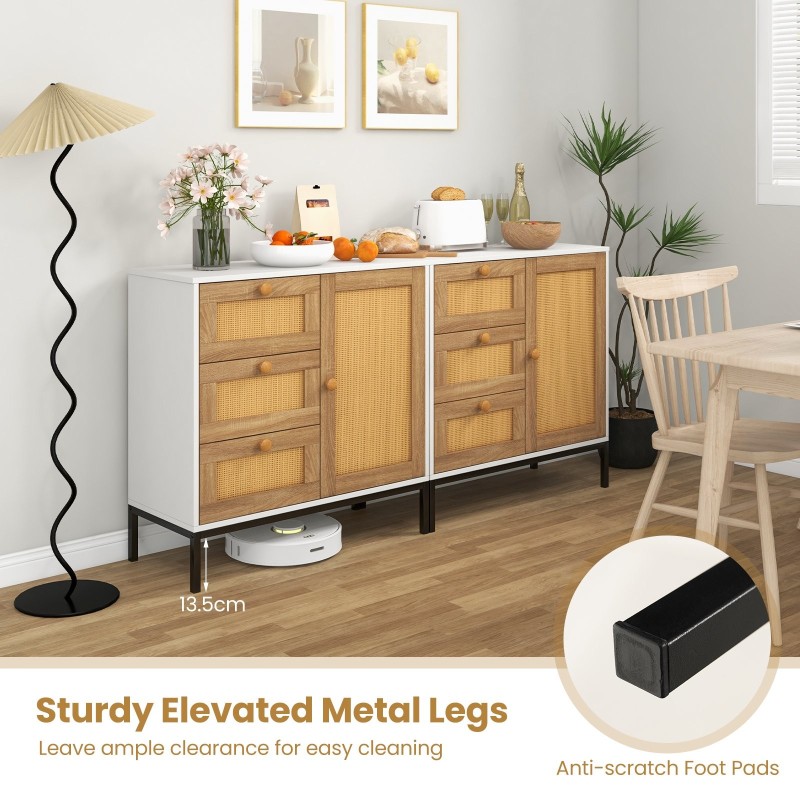 Valkoinen rattan-sivukaappi yhdellä ovella ja kolmella laatikolla