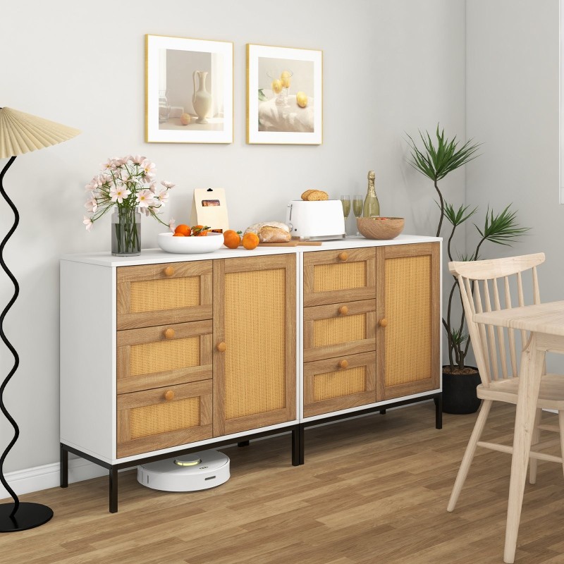 Valkoinen rattan-sivukaappi yhdellä ovella ja kolmella laatikolla