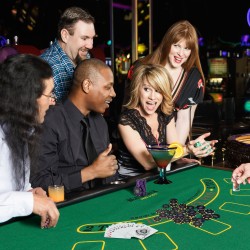 600-osainen pokerisetti savimerkkejä kantolaukulla musta