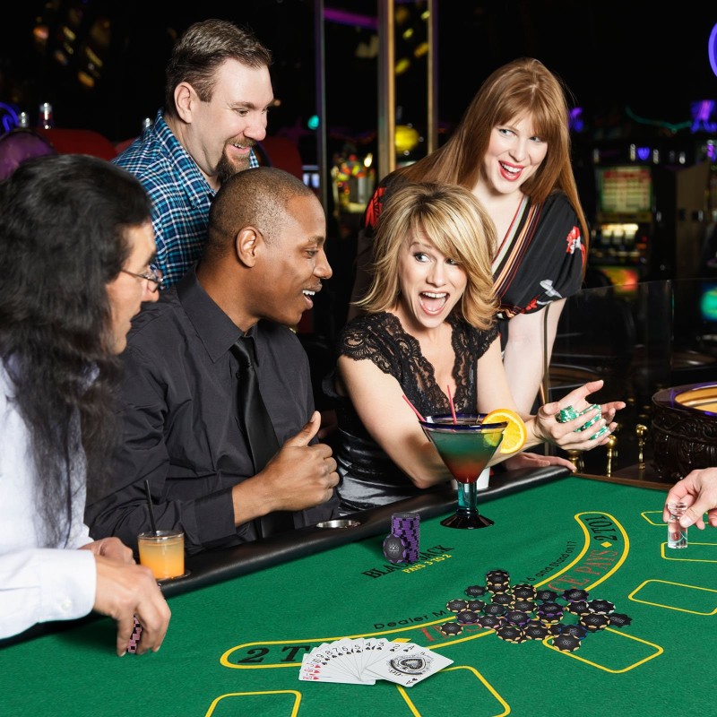 600-osainen pokerisetti savimerkkejä kantolaukulla musta