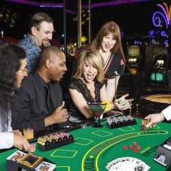 300-osainen pokerisetti kantolaukulla ja korttien sekoittajalla