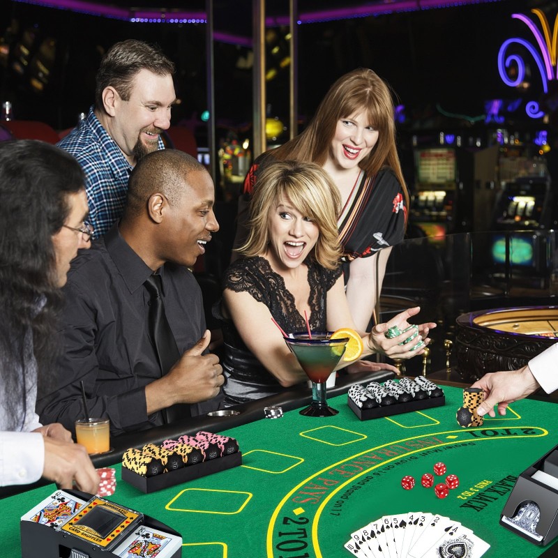 300-osainen pokerisetti kantolaukulla ja korttien sekoittajalla