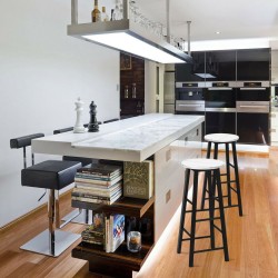 Setti 2 valkoista marmorikuvioista baarijakkaraa jalkatuella