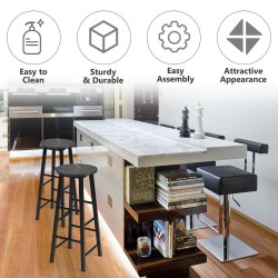 2 mustaa marmorikuvioista baarijakkaraa jalkatuella