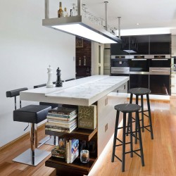 2 mustaa marmorikuvioista baarijakkaraa jalkatuella