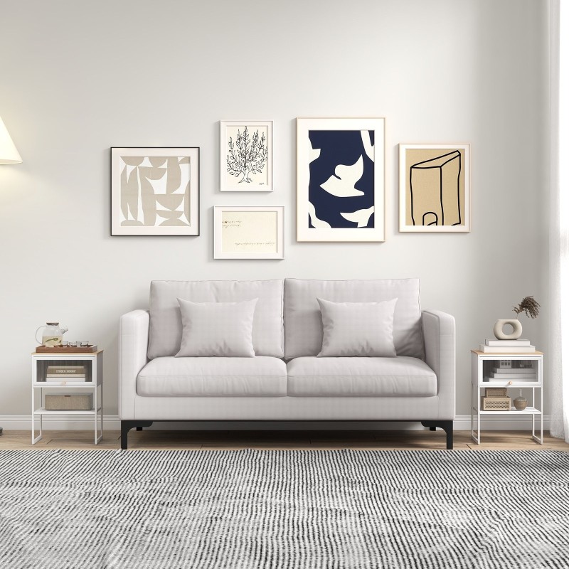 Kolmitasoinen valkoinen sivupöytä säilytyshyllyllä olohuoneeseen