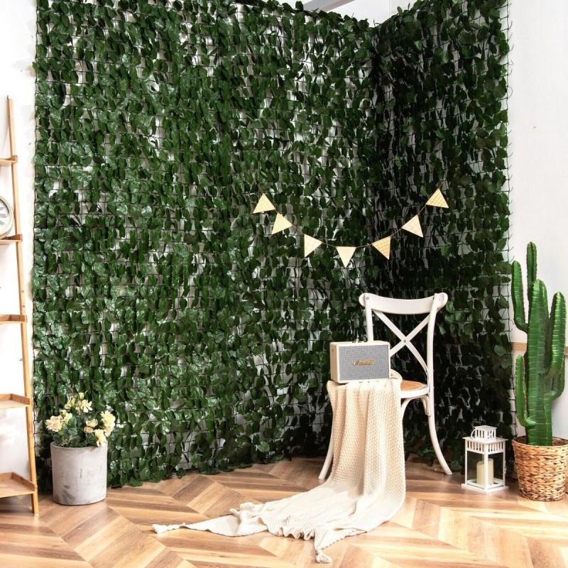 Keinotekoinen vihreä kasviseinä näkösuojaksi ja sisustukseen