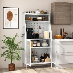 Valkoinen keittiön säilytyskaappi koukuilla