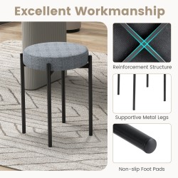 Neljä pinottavaa tummanharmaata keittiötuolia metallijaloilla