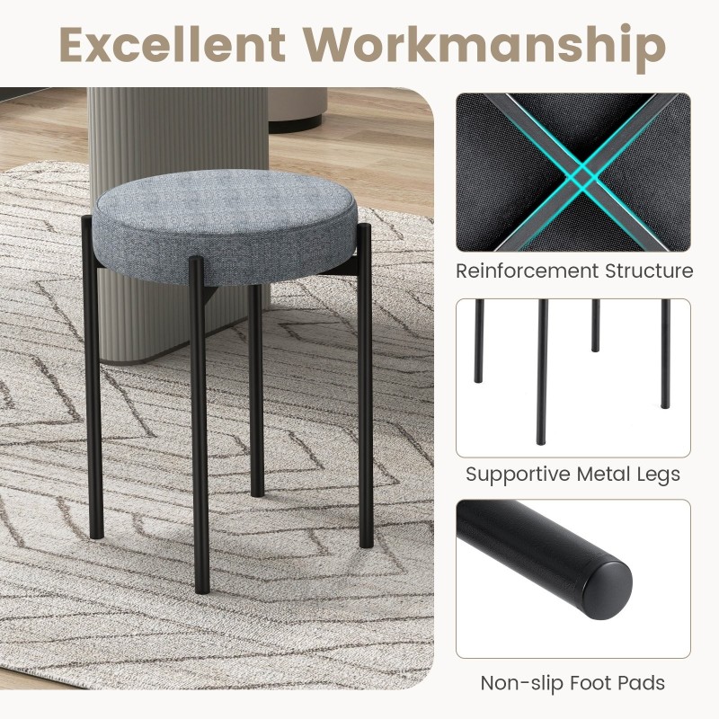 Neljä pinottavaa tummanharmaata keittiötuolia metallijaloilla