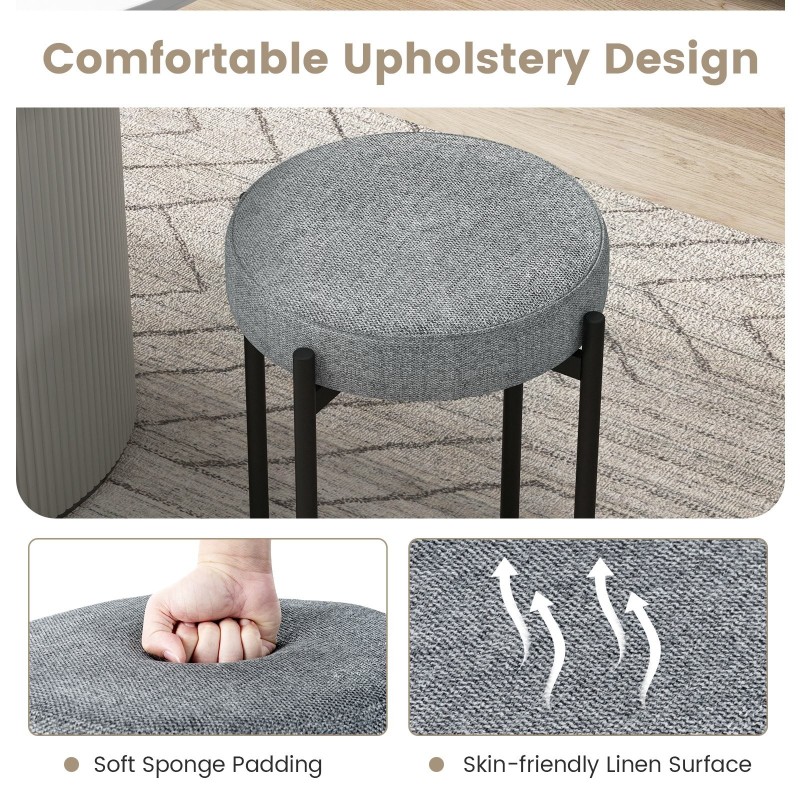 Neljä pinottavaa tummanharmaata keittiötuolia metallijaloilla