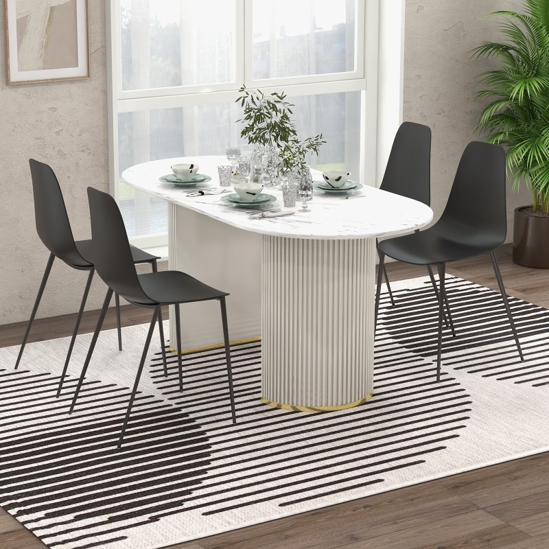 Neljä mustaa metallijalkaista ruokailutuolia ilman käsinojia