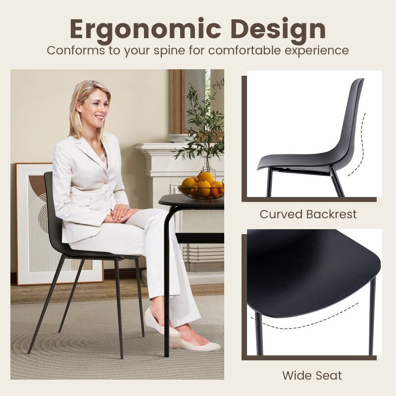 Neljä mustaa metallijalkaista ruokailutuolia ilman käsinojia