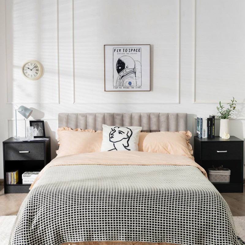 Kaksitasoinen musta yöpöytä laatikolla ja avohyllyllä