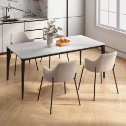 Kaksi beigeä verhoiltua ruokapöydän tuolia kaarevalla selkänojalla