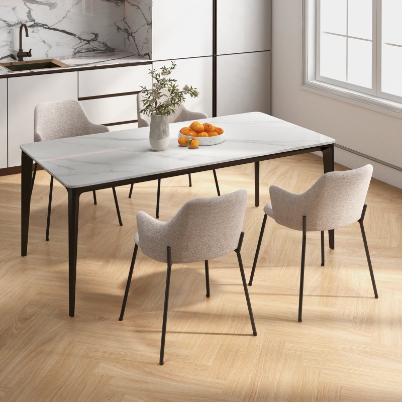 Kaksi beigeä verhoiltua ruokapöydän tuolia kaarevalla selkänojalla