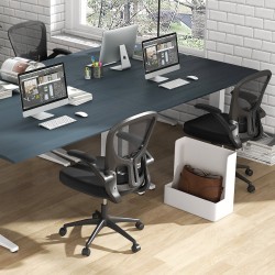 Ergonominen musta toimistotuoli säädettävillä käsinojilla