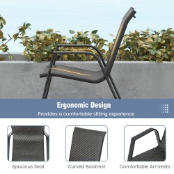 Neljän mustan rattan-patio-tuolin setti ulkokäyttöön