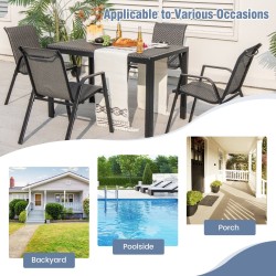 Neljän mustan rattan-patio-tuolin setti ulkokäyttöön