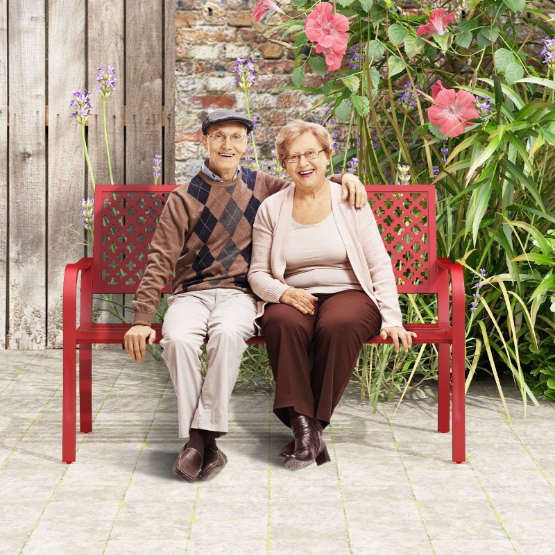 Kahden hengen punainen metallinen puutarhapenkki säleikköistuimella