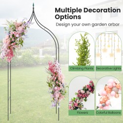 Goottilaistyylinen musta puutarhakaari monipuolisilla koristelumahdollisuuksilla