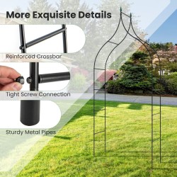 Goottilaistyylinen musta puutarhakaari monipuolisilla koristelumahdollisuuksilla