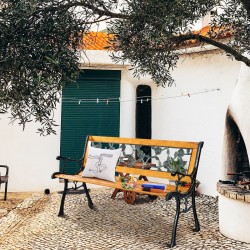 Kolmen hengen puutarhapenkki valurautarungolla ja puuistuimella