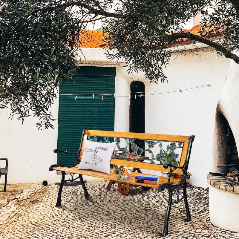 Kolmen hengen puutarhapenkki valurautarungolla ja puuistuimella