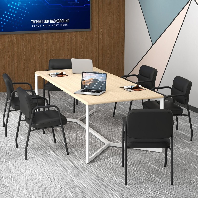 Kaksi mustaa vastaanottotuolia integroiduilla käsinojilla