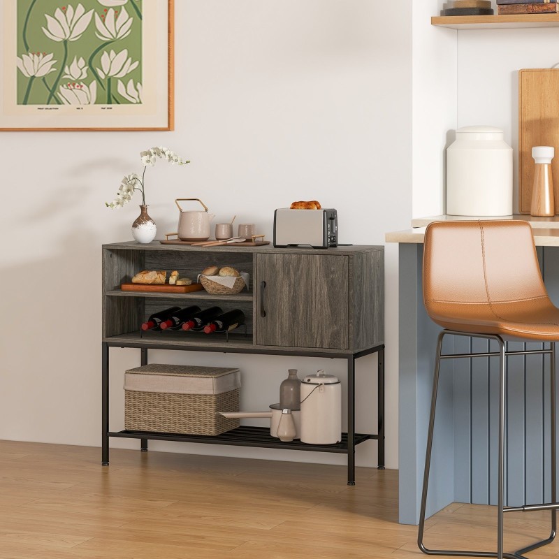 Harmaa sivupöytä viinitelineillä ja säilytyshyllyillä