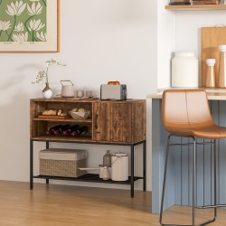 Rustiikkinen sivupöytä viinitelineillä ja säilytyshyllyillä