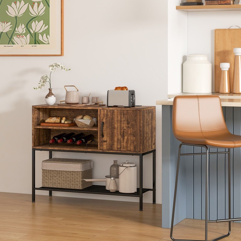 Rustiikkinen sivupöytä viinitelineillä ja säilytyshyllyillä