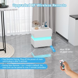 Valkoinen yöpöytä LED-valoilla ja kahdella laatikolla