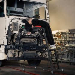 Taitettava korkean moottoritilan korjaukseen tarkoitettu tikapuu säädettävällä korkeudella