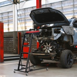 Taitettava korkean moottoritilan korjaukseen tarkoitettu tikapuu säädettävällä korkeudella