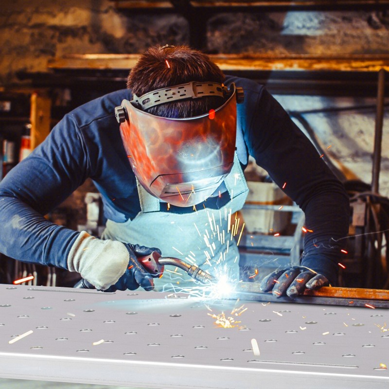 Hitsauspöytä pyörillä työkalutelineellä ja tarjottimella - musta