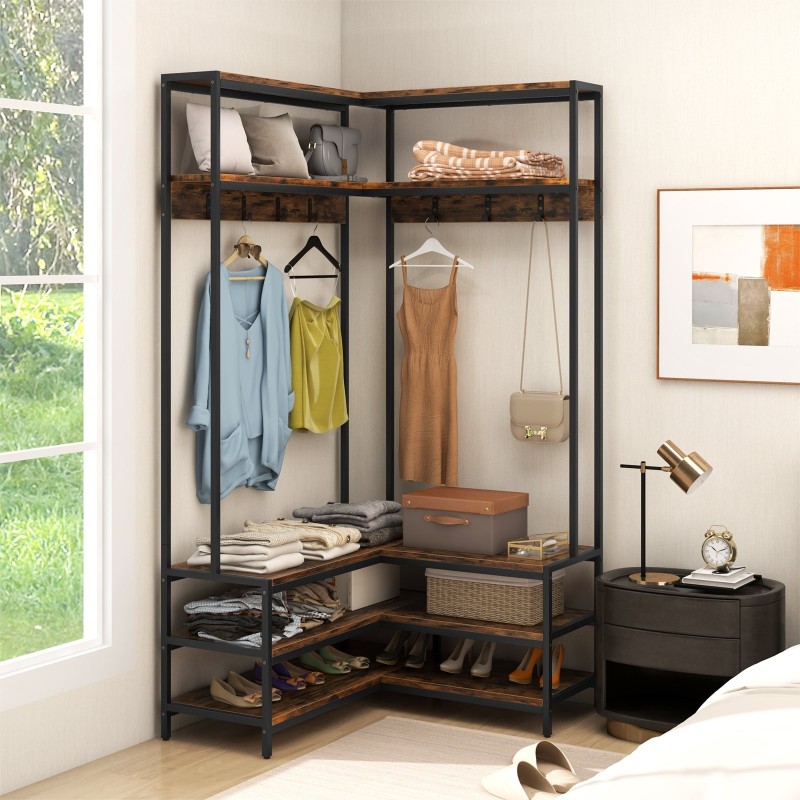 L-muotoinen vaatekulma hyllyillä ja koukuilla, rustiikkinen ruskea