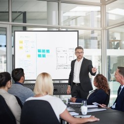 Kaksipuolinen magneettinen valkotaulu pyörillä ja tarvikkeilla