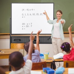 Kaksipuolinen magneettinen valkotaulu pyörillä ja tarvikkeilla