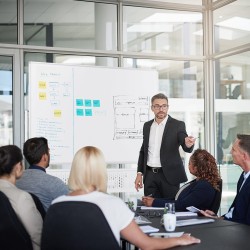 Kaksipuolinen magneettinen valkotaulu pyörillä ja reikälevyllä