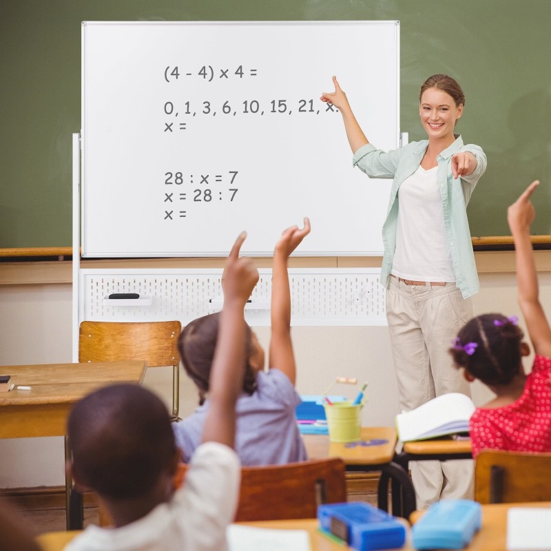 Kaksipuolinen magneettinen valkotaulu pyörillä ja reikälevyllä