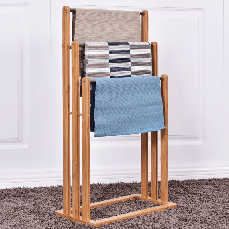 Bambusta valmistettu vapaasti seisova pyyheteline kolmella tangolla