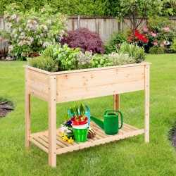 Puinen korkeapee säilytyshyllyllä