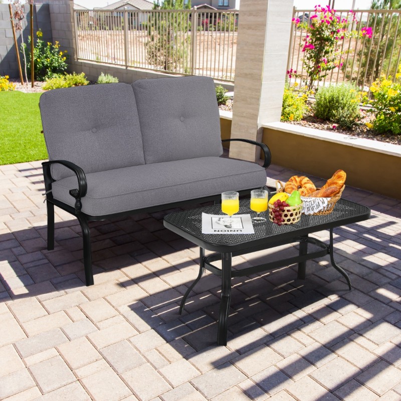 Harmaa terassikalustesetti pehmustetulla sohvalla ja sohvapöydällä