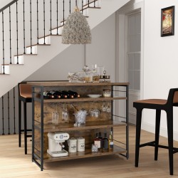 Rustiikkinen baarikaappi viinipullotelineellä ja lasipidikkeillä