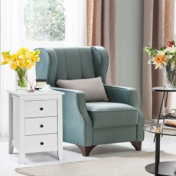 Valkoinen puinen yöpöytä kolmella laatikolla ja vakaalla rakenteella