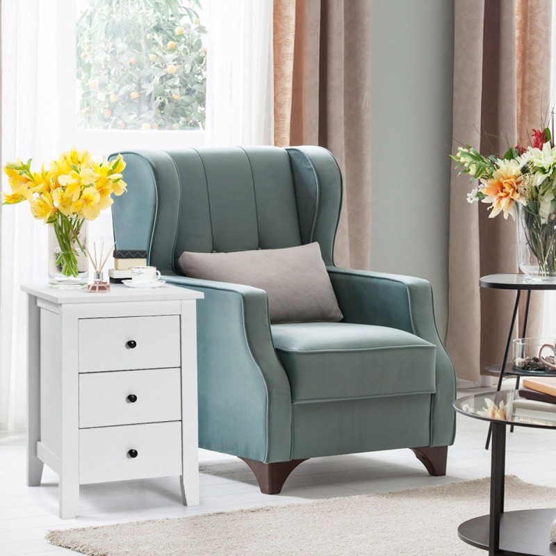 Valkoinen puinen yöpöytä kolmella laatikolla ja vakaalla rakenteella